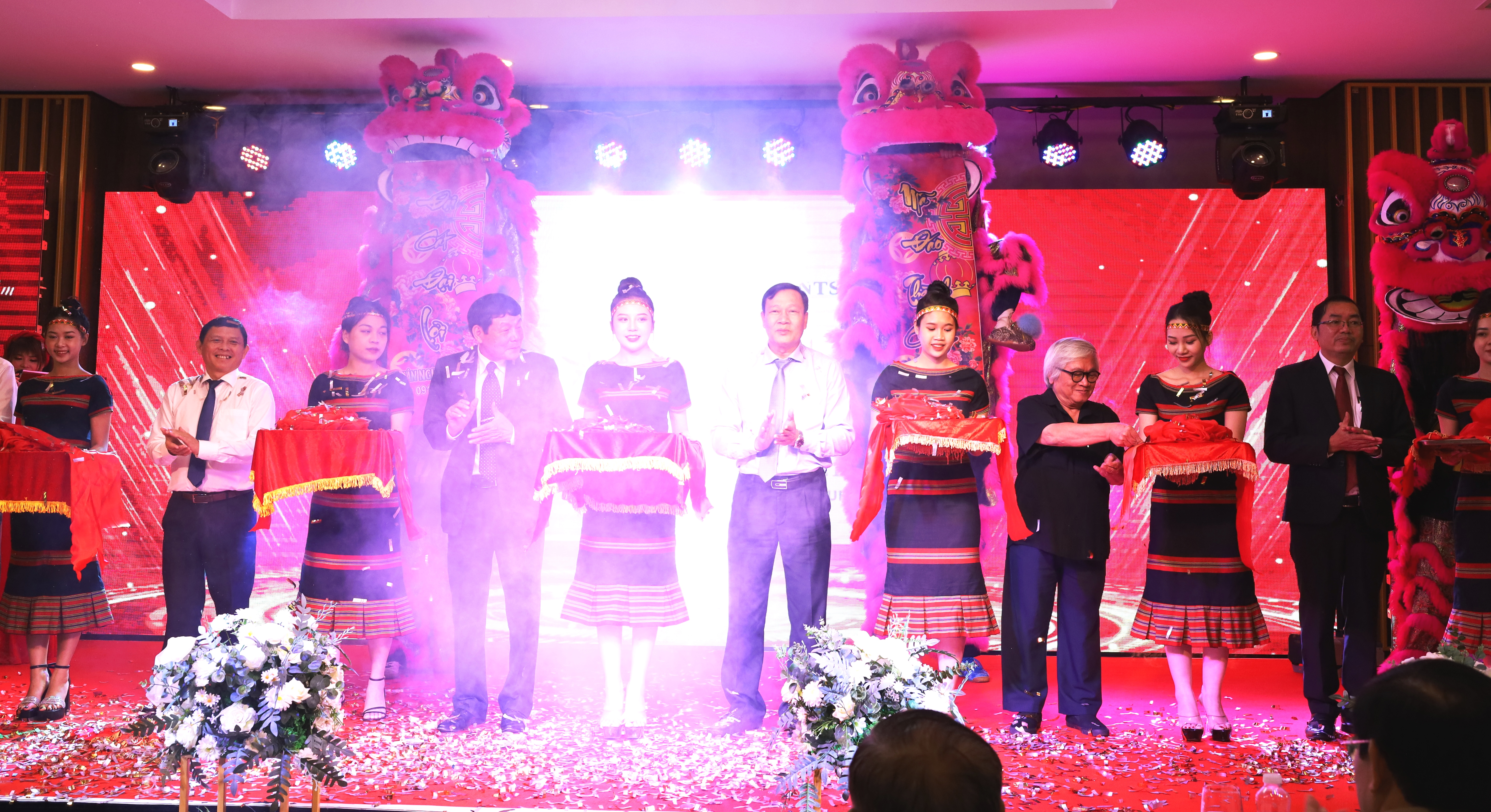 Công ty TNHH xây dựng Phú Xuân kỷ niệm 30 năm thành lập và đón nhận Quyết định phong hạng 4 sao Khách sạn Elephants