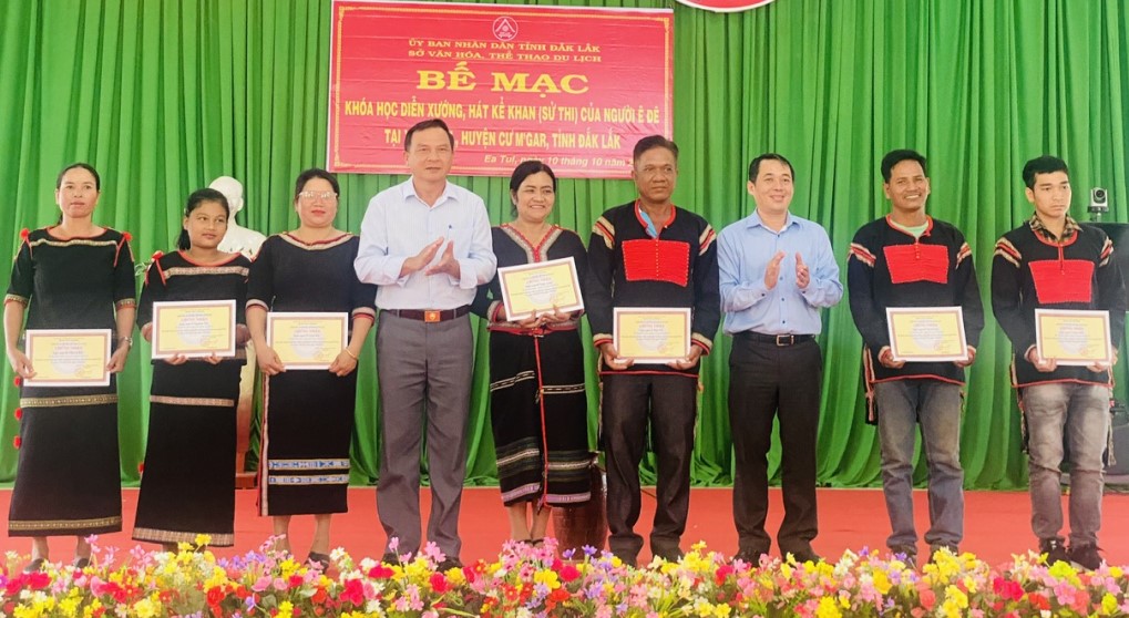 Bế mạc lớp học diễn xướng, hát kể Khan (sử thi) của người Êđê