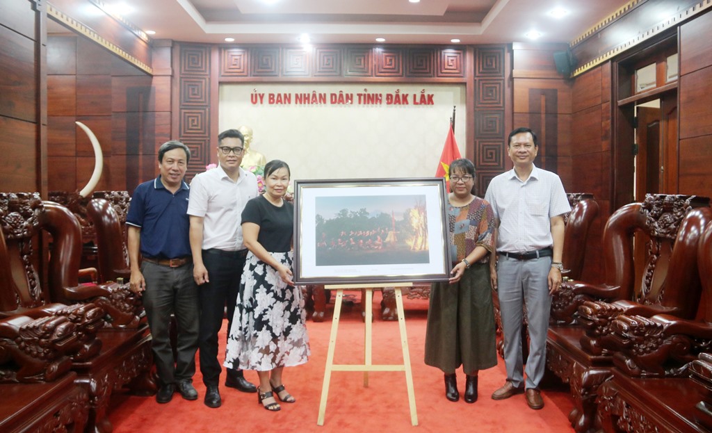 Hội Văn học nghệ thuật tỉnh tặng 13 tác phẩm ảnh nghệ thuật cho UBND tỉnh