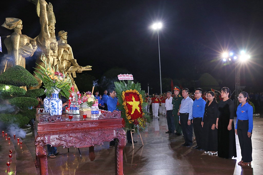 Nearly 2,000 youth union members participated in the Candlelight Memorial to pay tribute to the heroic martyrs