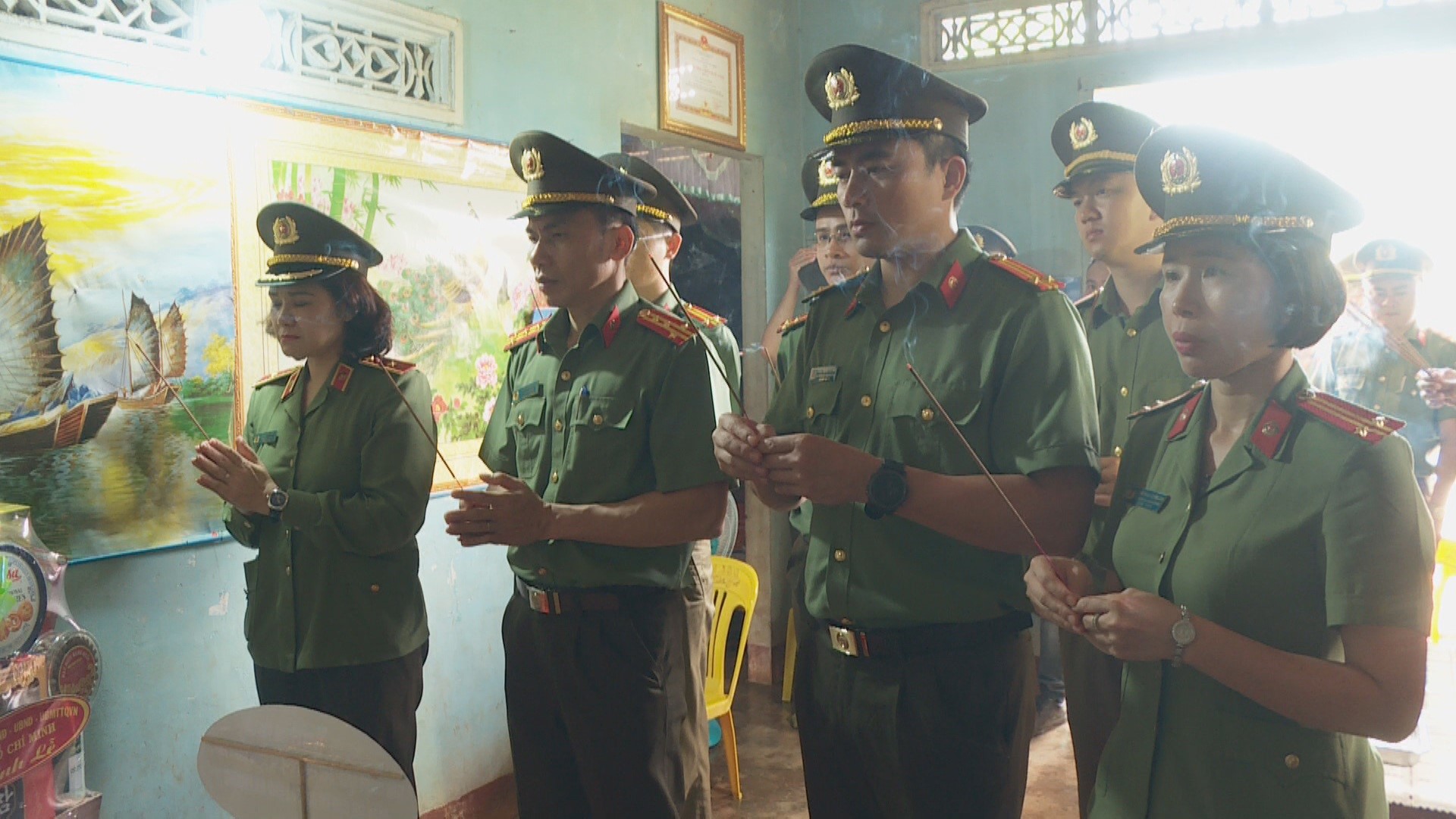 Organizations of the People's Police pay tribute to the families of martyrs in Dak Lak