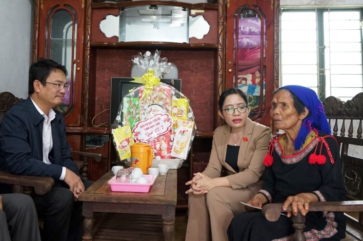 Provincial National Assembly delegation visits and gifts policy beneficiary families in Buon Ho town