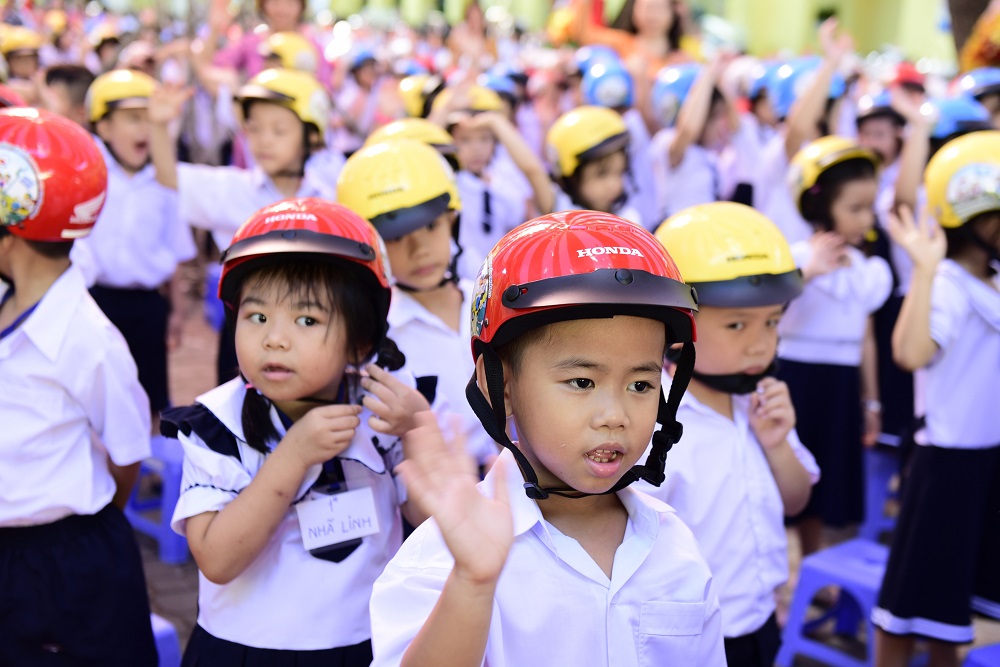 Phối hợp tổ chức trao tặng mũ bảo hiểm cho học sinh lớp 1 năm 2023