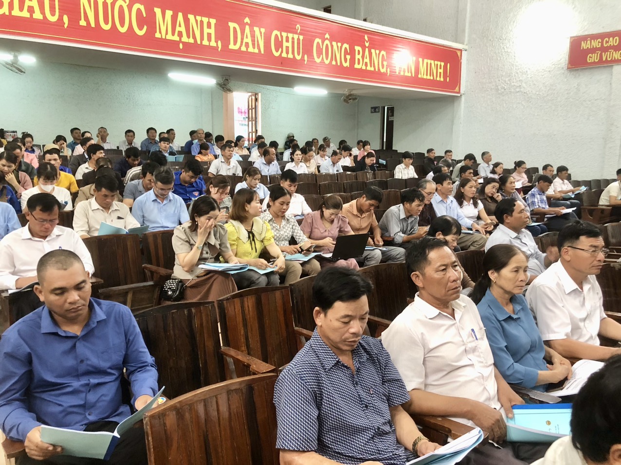 Huyện Ea Kar tập huấn nâng cao năng lực chuyển đổi số cho cán bộ và tổ công nghệ số cộng đồng.
