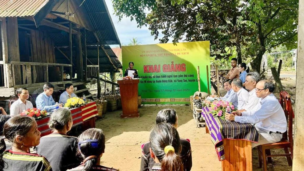 Truyền dạy và thực hành nghề làm gốm thủ công của người Mnông