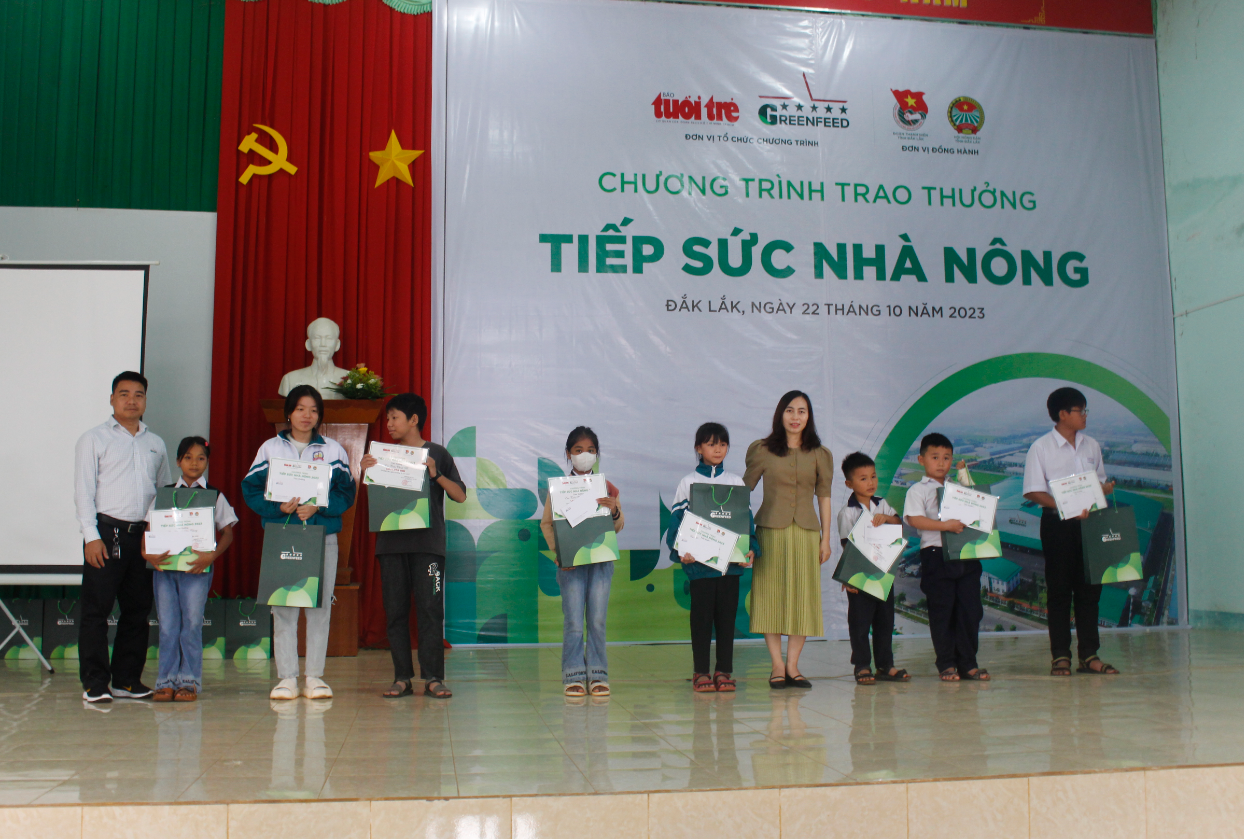 Trao 37 phần thưởng cho học sinh, sinh viên huyện Buôn Đôn
