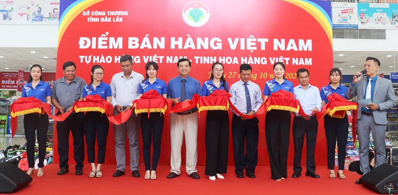 Khai trương điểm bán hàng Việt Nam tại Siêu thị Coop Mart thị xã Buôn Hồ