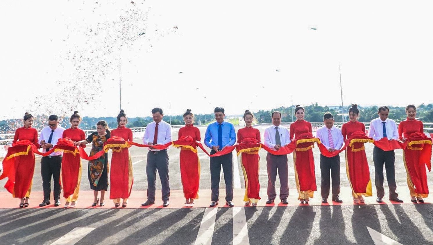 Inaugurate and put into operation the East-West Road project in Buon Ma Thuot City