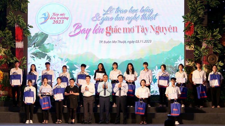 Supporting 90 Students with Difficult Circumstances in Pursuing Education in the Central Highlands