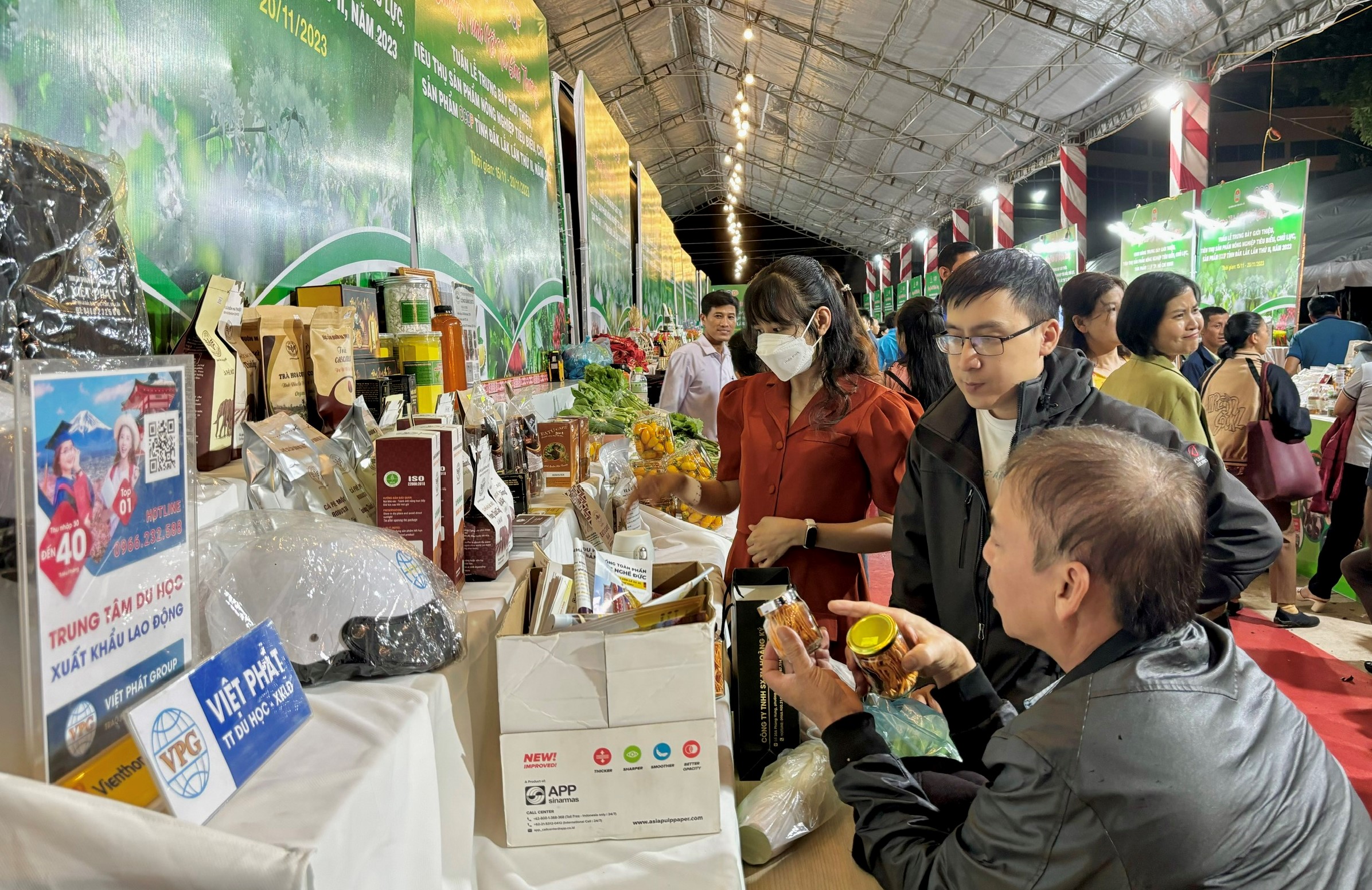 Trưng bày, giới thiệu trên 200 mặt hàng nông sản tiêu biểu