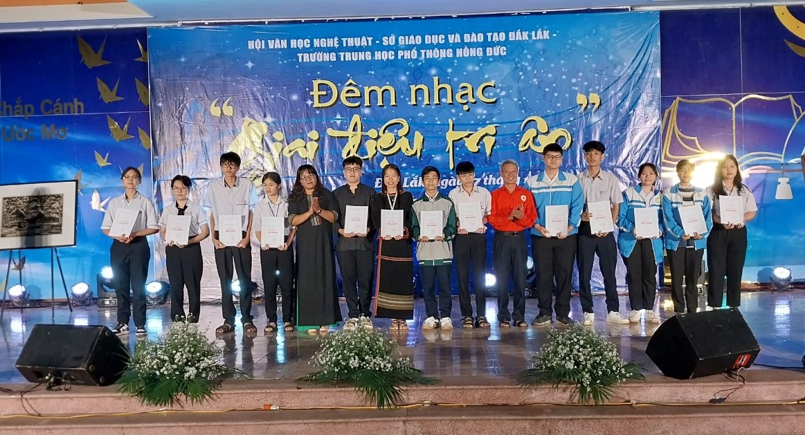 Đêm nhạc “Giai điệu tri ân” chào mừng kỷ niệm ngày Nhà giáo Việt Nam 20/11