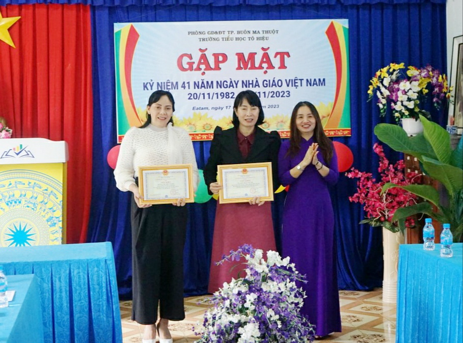 Bảo hiểm xã hội tỉnh tặng Giấy khen Trường Tiểu học Tô Hiệu