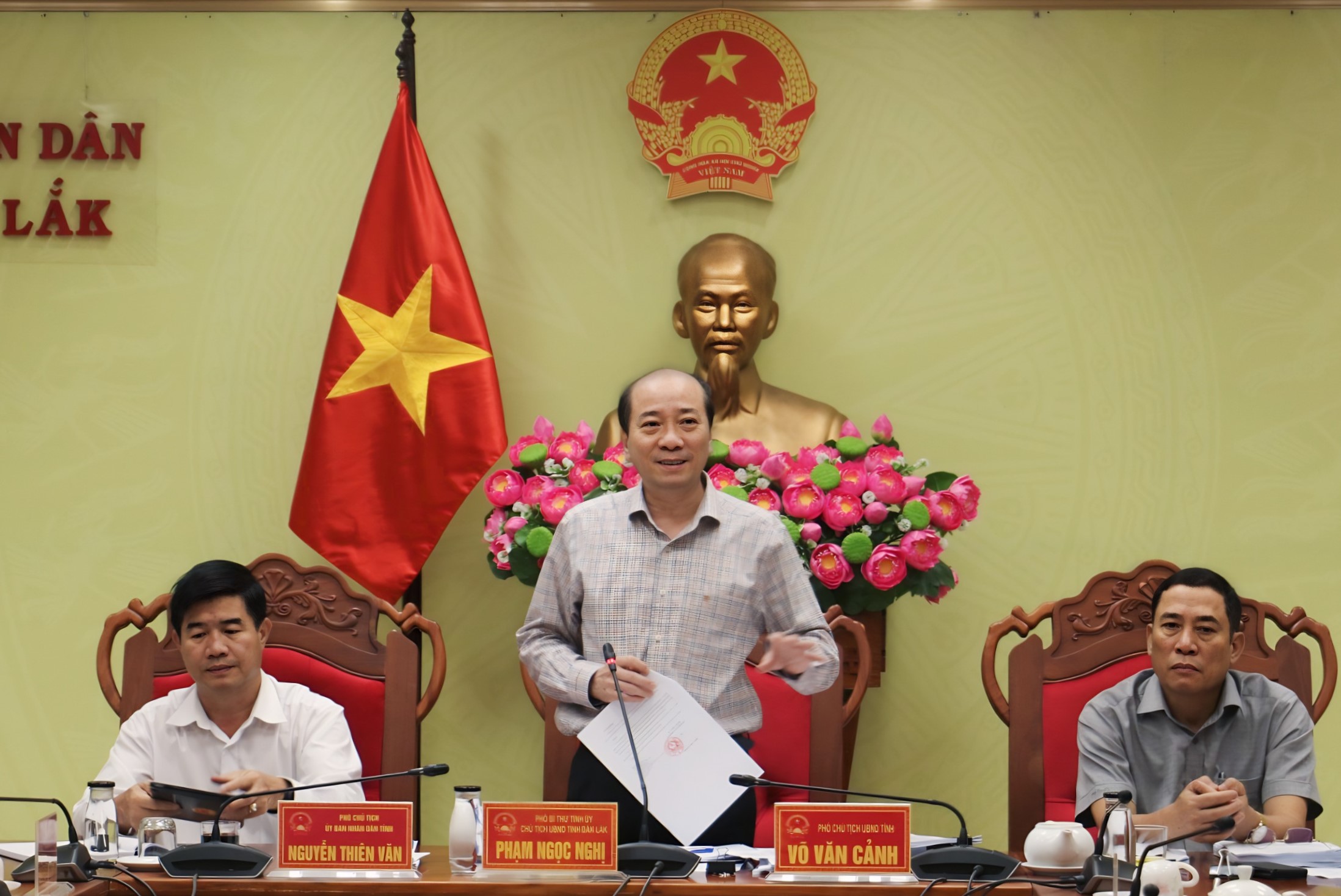 Thành viên UBND tỉnh góp ý, thông qua các nội dung trình Kỳ họp HĐND tỉnh