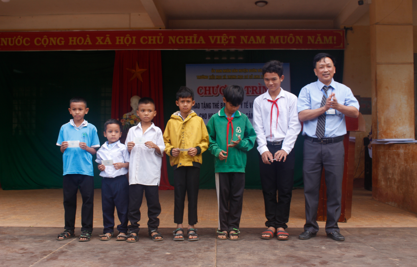 Trao tặng thẻ Bảo hiểm y tế cho học sinh có hoàn cảnh khó khăn