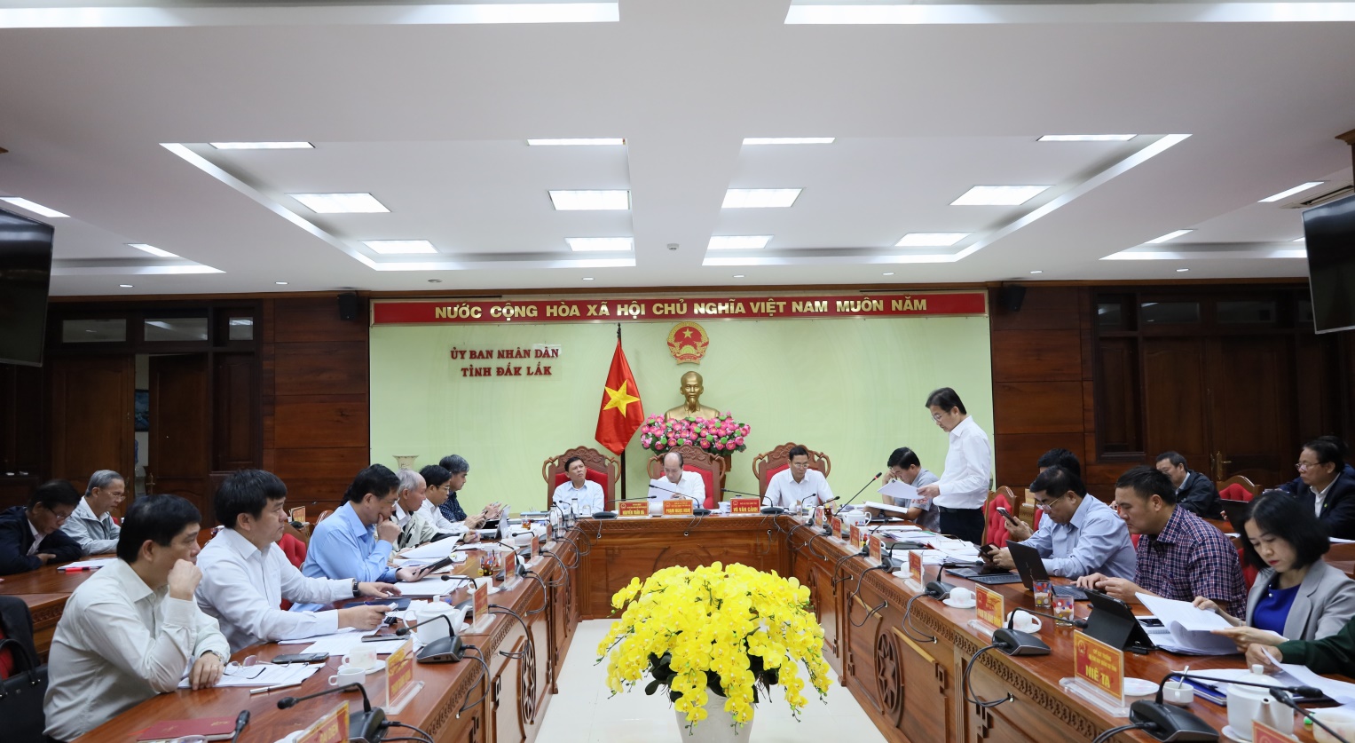 Provincial People's Committee Members Contribute 19 Draft Resolutions for Provincial People's Council Meeting