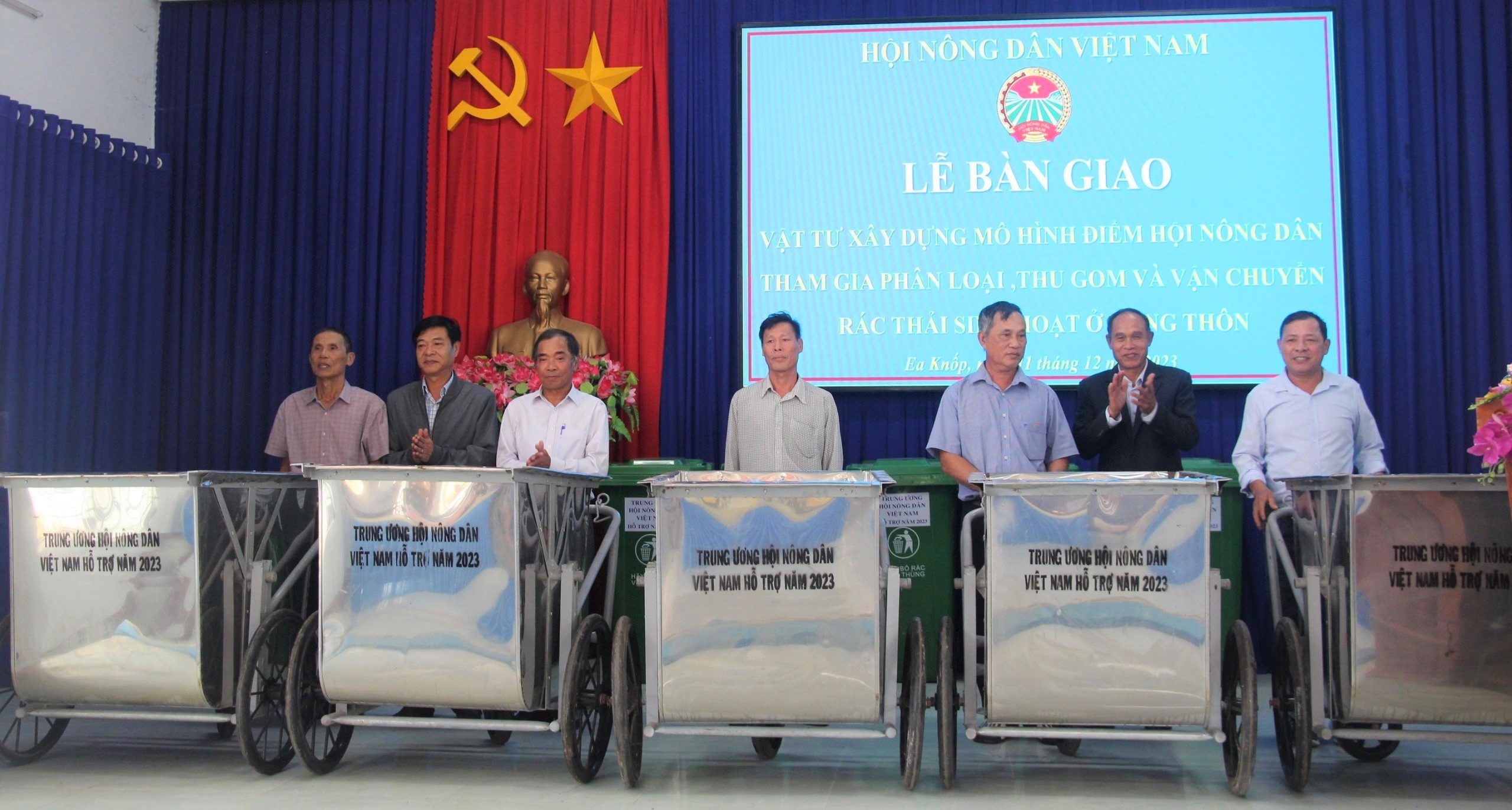 Bàn giao vật tư xử lý rác thải sinh hoạt nông thôn cho nông dân thị trấn Ea Knốp, huyện Ea Kar