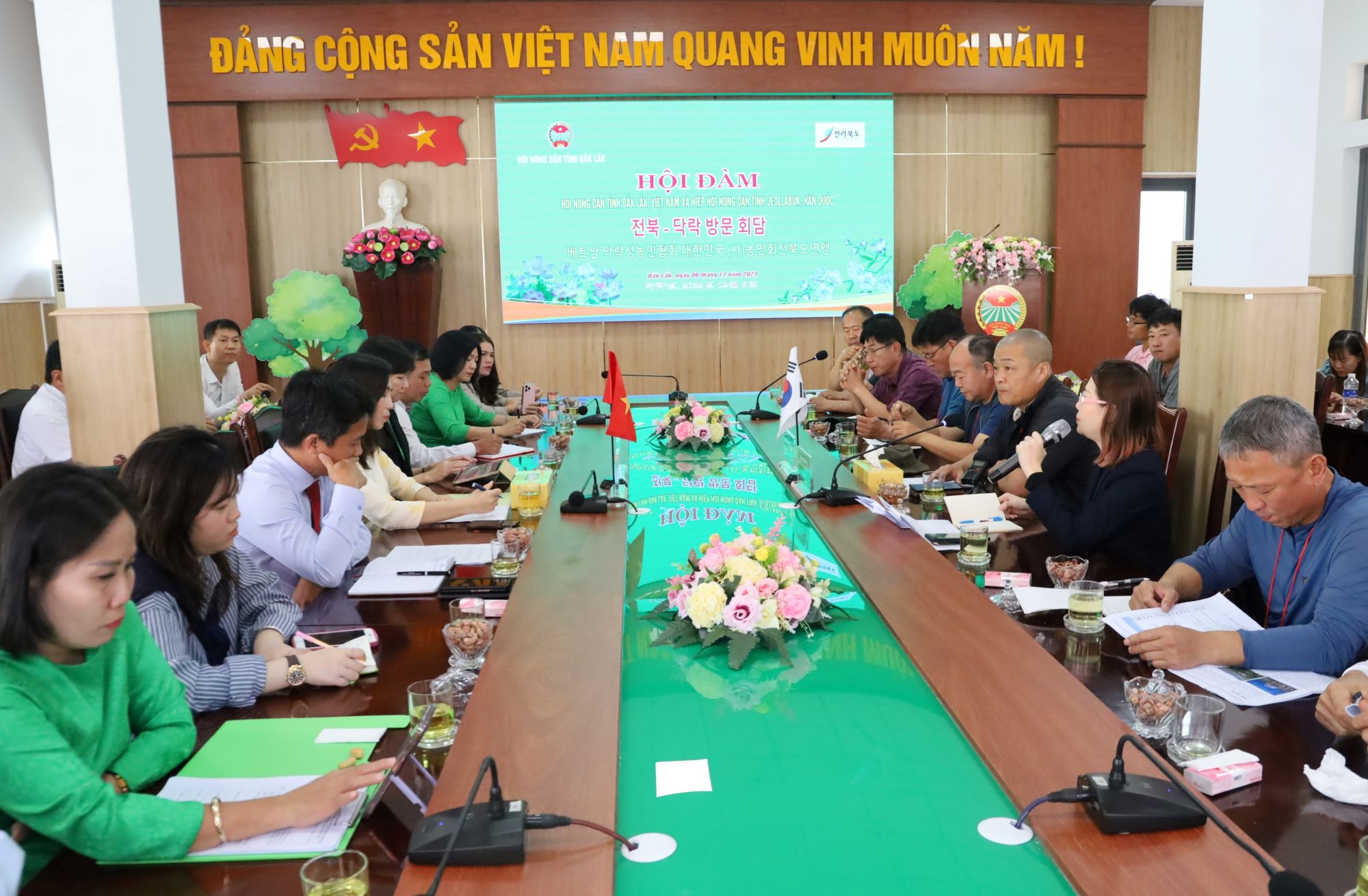 The Farmers' Association of Dak Lak Province held a meeting with the Farmers' Association of Jeollabuk Province