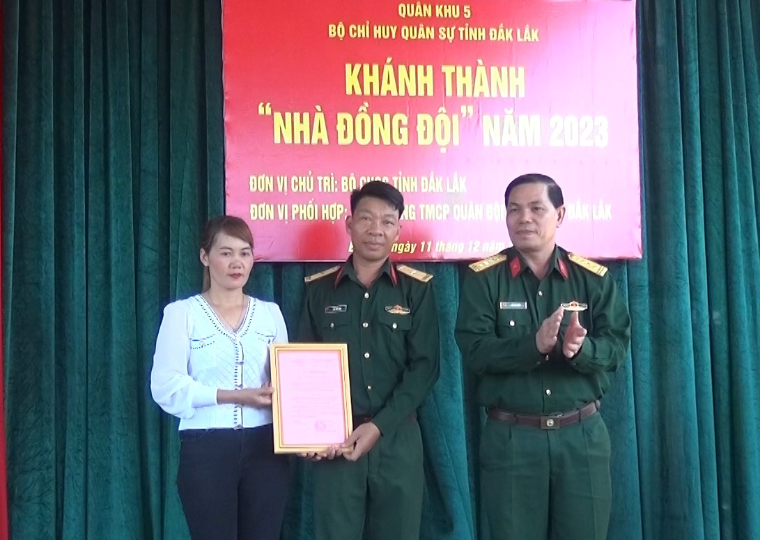 Bàn giao nhà cho gia đình có hoàn cảnh khó khăn tại huyện Ea Súp