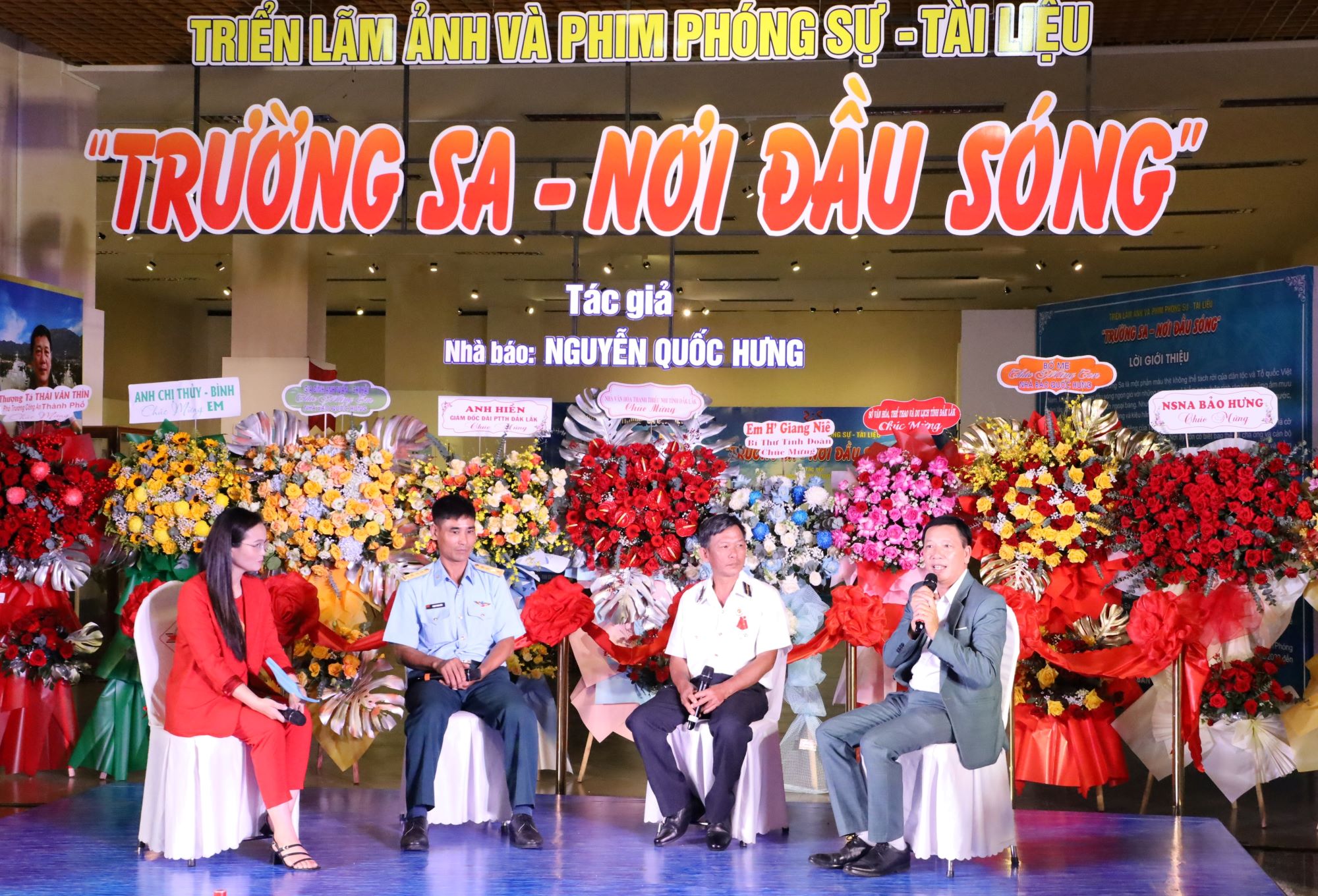 Khai mạc Triển lãm Ảnh và Phim Phóng sự - Tài liệu chuyên đề “Trường Sa - nơi đầu sóng”