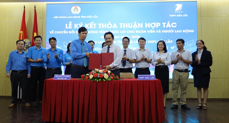 Provincial Trade Union and VNPT Dak Lak held a signing ceremony for a cooperation agreement on digital transformation (DT) and a welfare program for union members and laborers during the 2023-2028 period