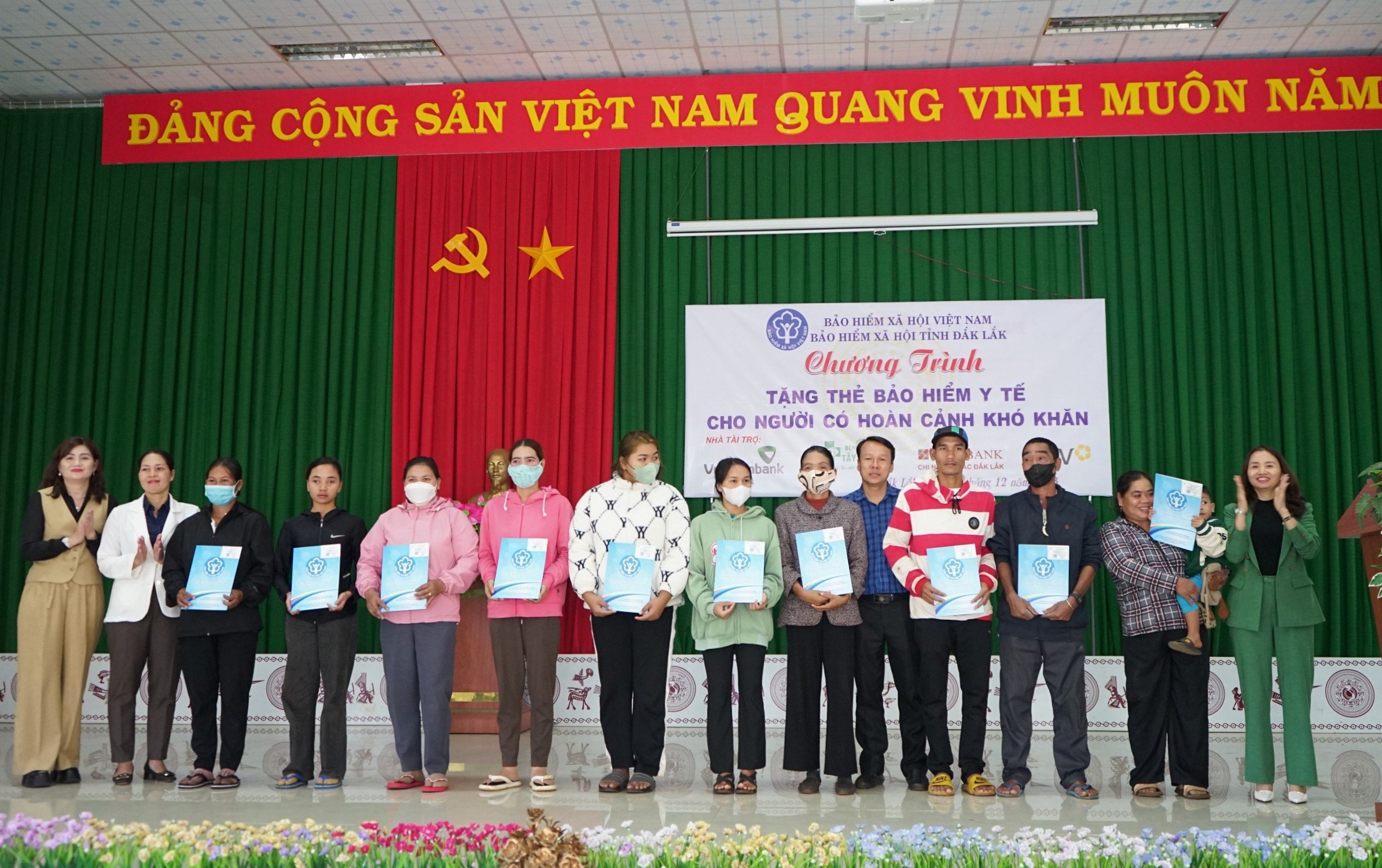 Trao tặng thẻ Bảo hiểm y tế cho người dân có hoàn cảnh khó khăn