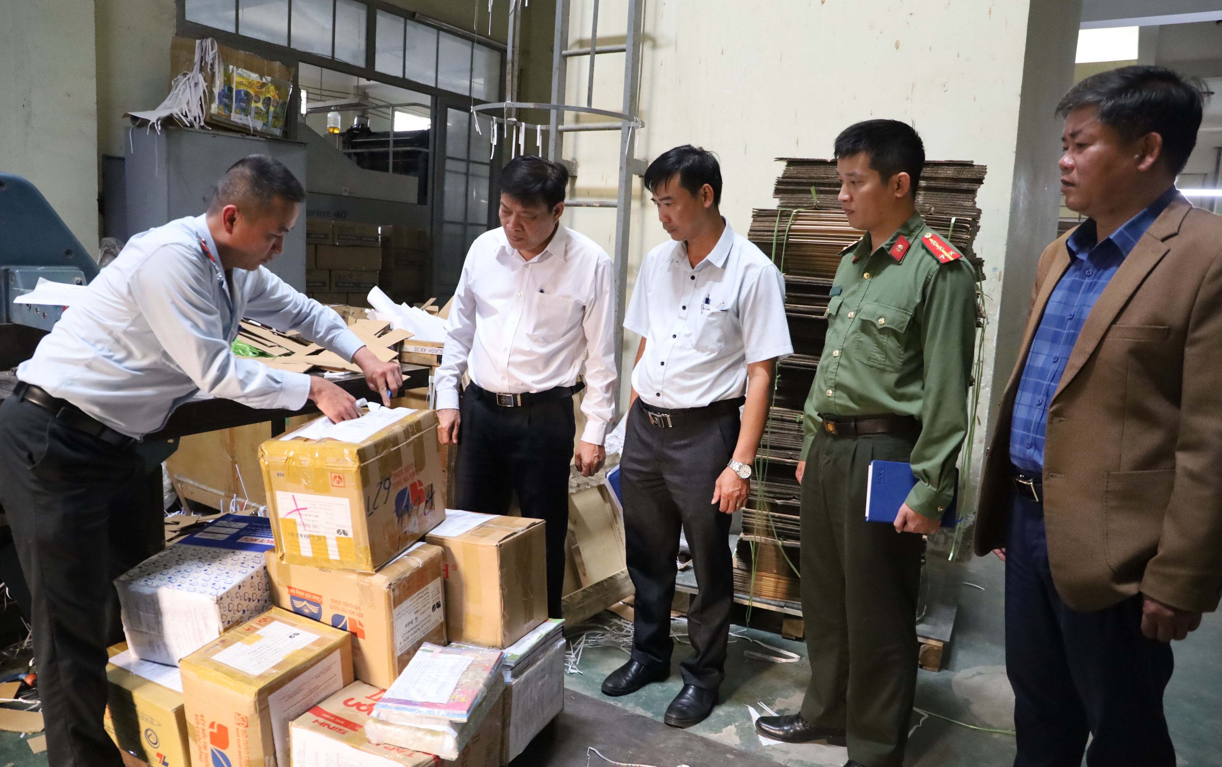 Tiêu hủy 926 cuốn sách giáo khoa không rõ nguồn gốc