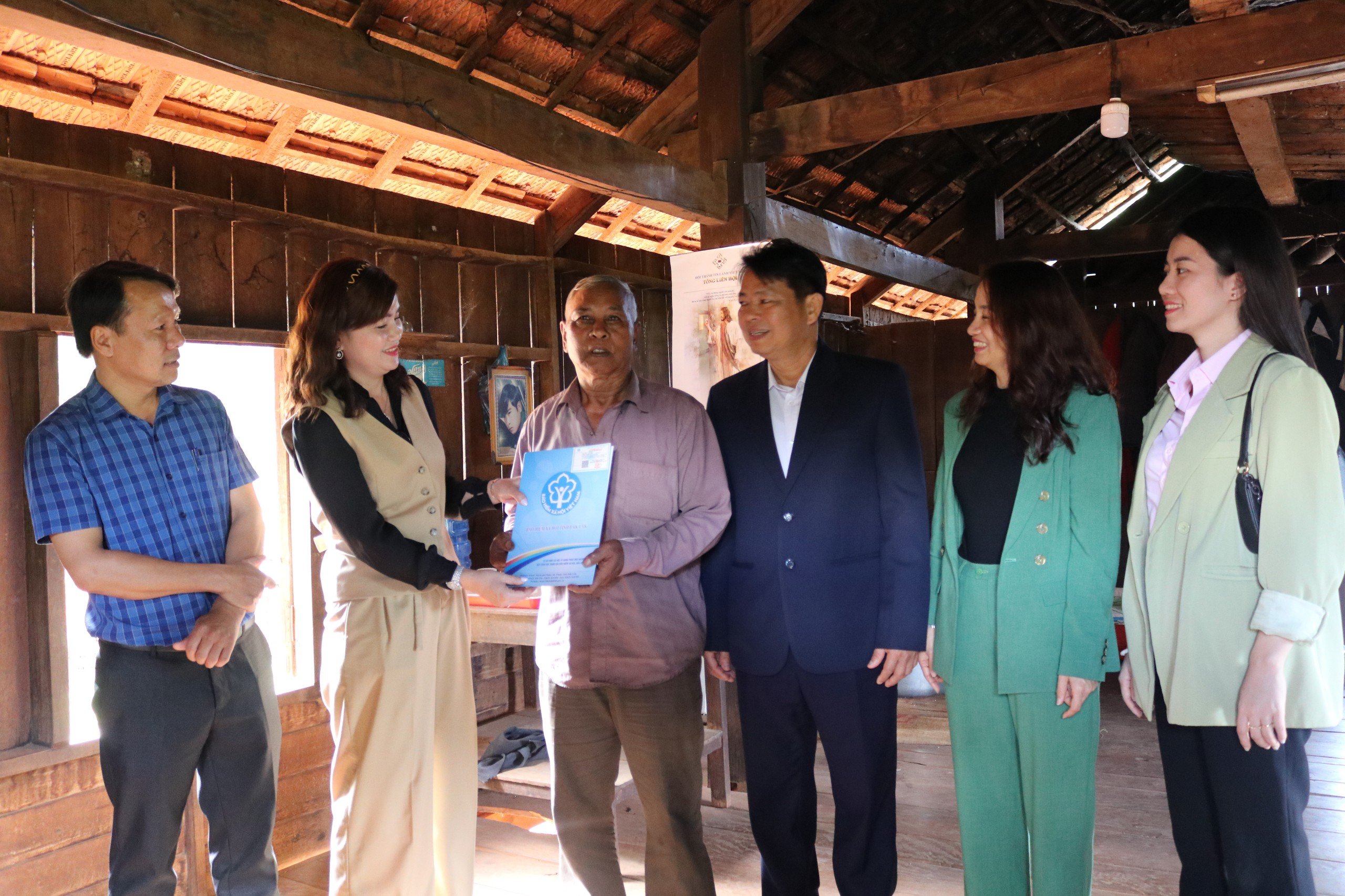 Trao tặng thẻ Bảo hiểm y tế: Gieo nhân ái, lan tỏa yêu thương