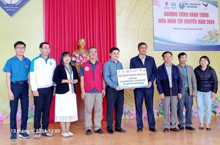 Trao 35 máy tính và 200 thẻ bảo hiểm y tế  cho học sinh, người dân Thị xã Buôn Hồ