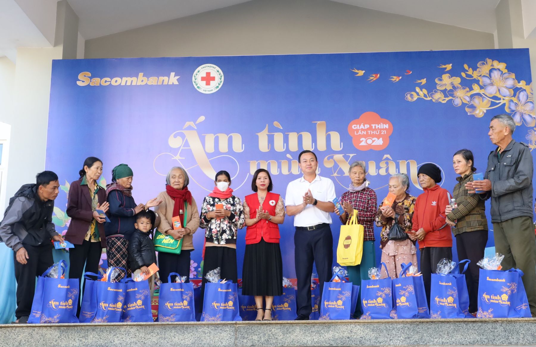 Trao tặng 100 suất quà Tết cho các hộ gia đình nghèo, có hoàn cảnh khó khăn