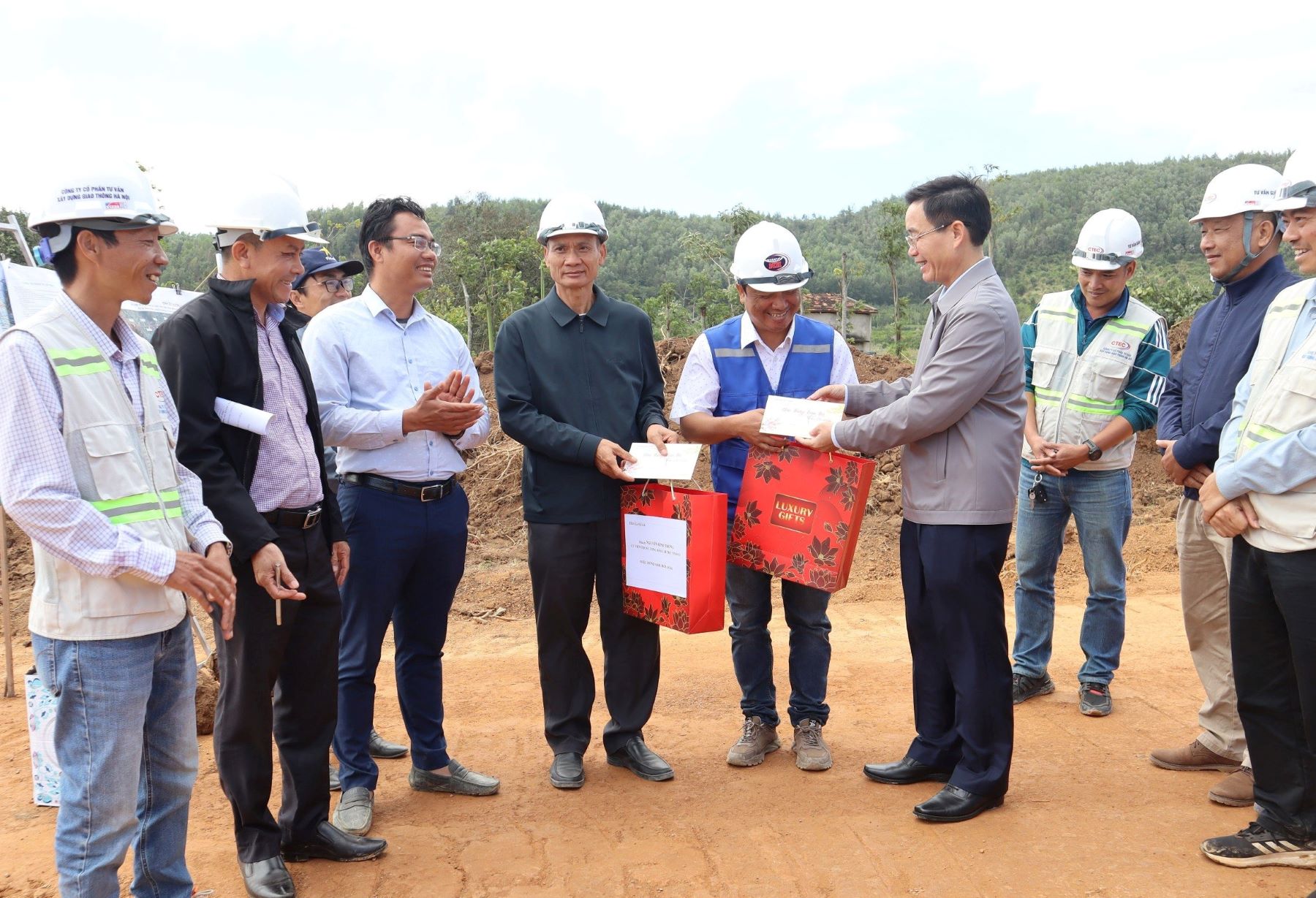 Bí thư Tỉnh ủy Nguyễn Đình Trung thăm, chúc Tết kỹ sư, công nhân thi công Dự án đường bộ cao tốc Khánh Hòa – Buôn Ma Thuột