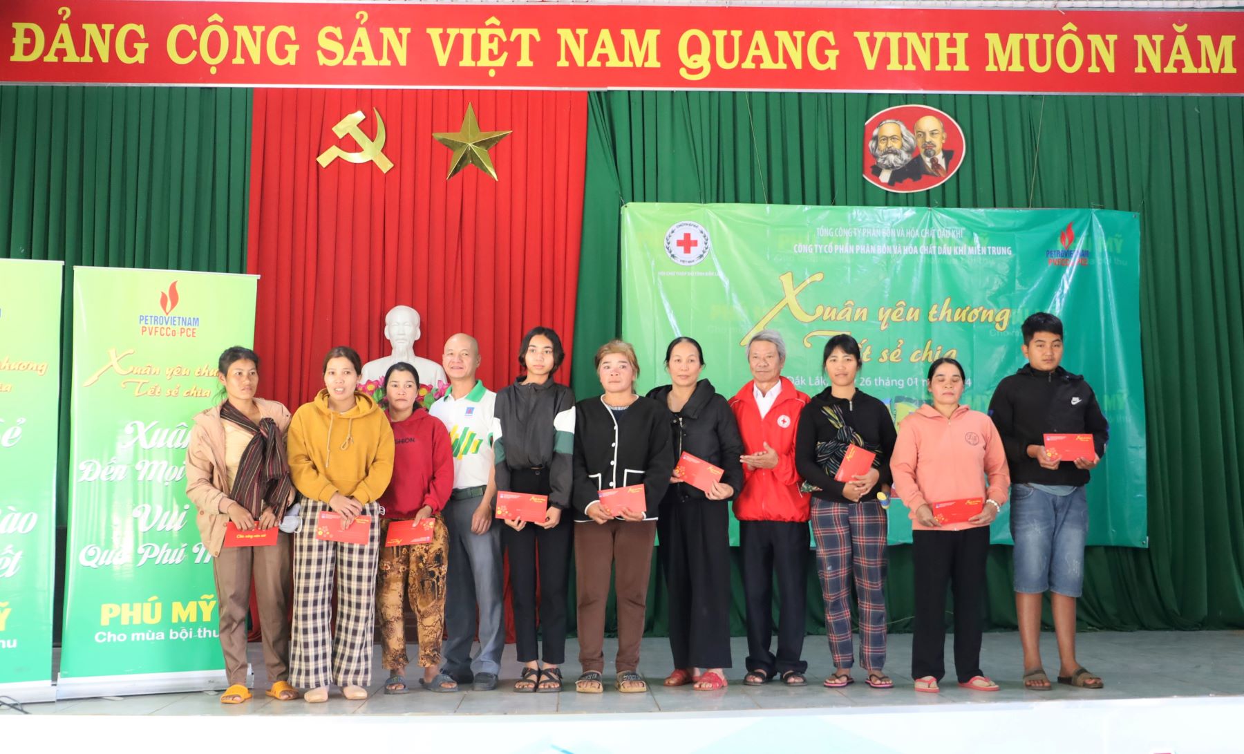 Trao tặng 100 suất quà Tết cho các hộ gia đình nghèo, có hoàn cảnh khó khăn tại huyện Cư M’gar