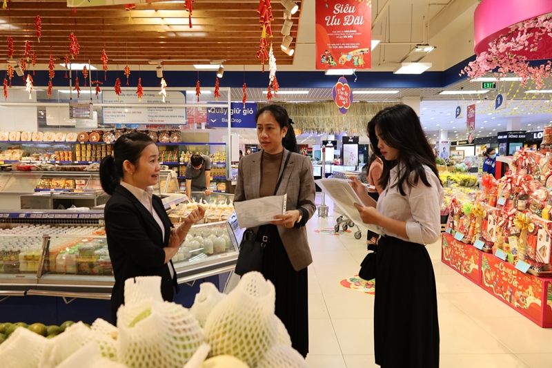 Hàng hoá bình ổn giá, người dân nhộn nhịp mua sắm Tết