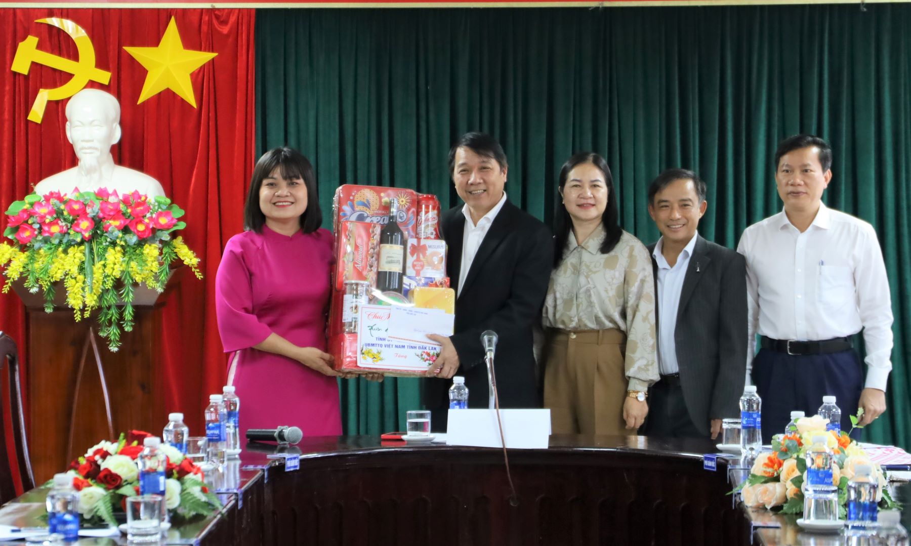 Phó Chủ tịch UBND tỉnh H’Yim Kđoh thăm, chúc Tết cơ sở y tế và người có công