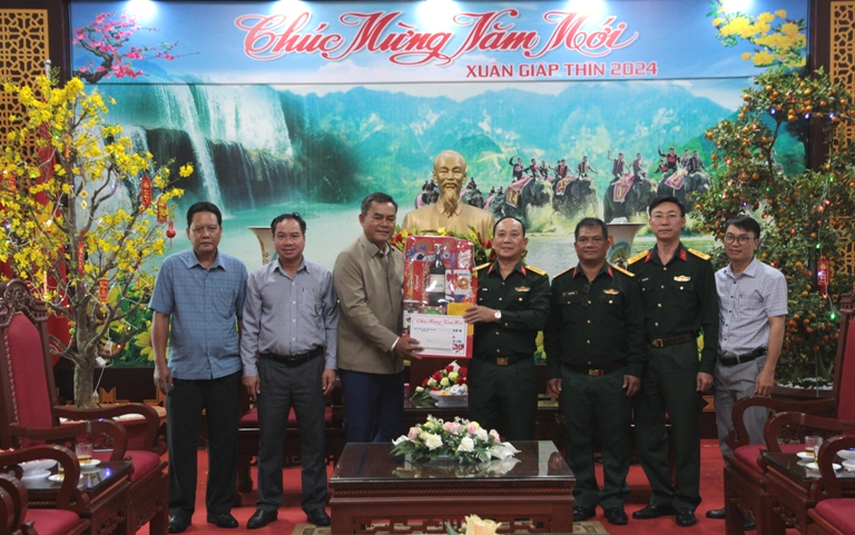 Phó Bí thư Tỉnh ủy Y Biêr Niê thăm, chúc Tết các cơ quan, đơn vị