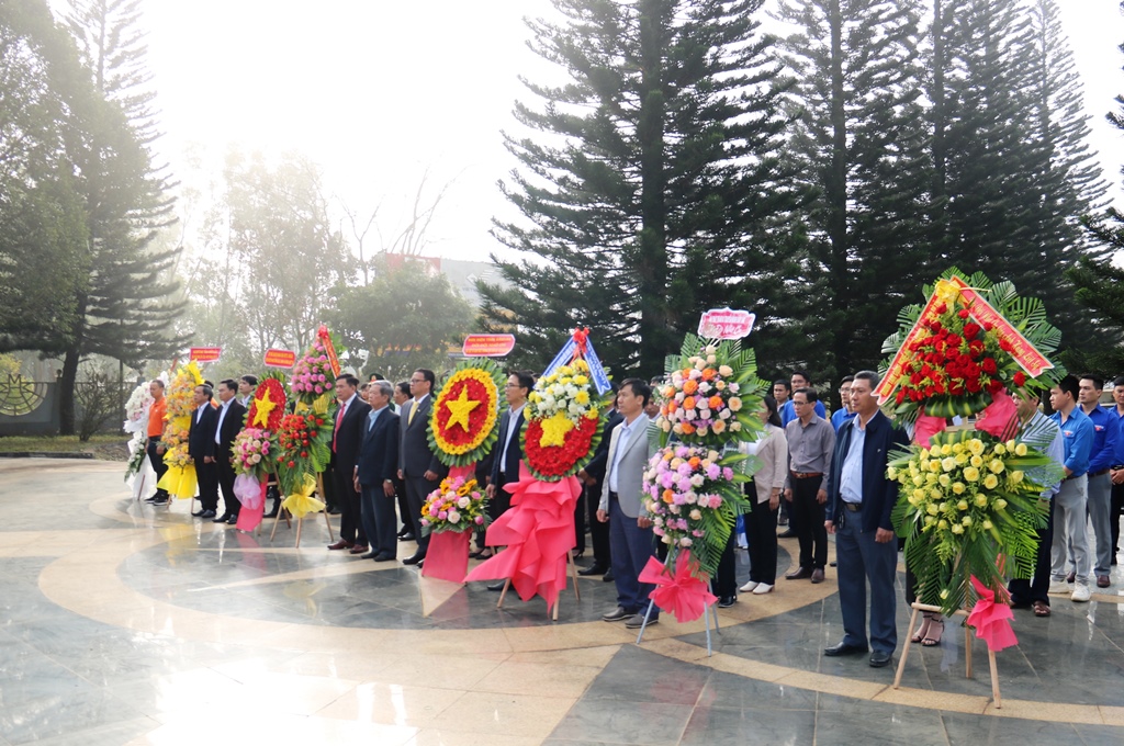 Viếng Đài tưởng niệm các liệt sỹ Giao bưu – Thông tin liên lạc Tây Nguyên
