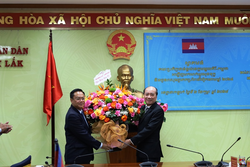 Đoàn cán bộ cấp cao tỉnh Mondulkiri -Vương quốc Campuchia thăm, chúc Tết lãnh đạo tỉnh Đắk Lắk
