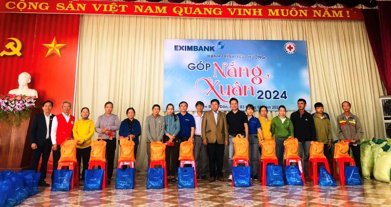Ngân hàng Eximbank tặng quà Tết cho người dân có hoàn cảnh khó khăn tại huyện Buôn Đôn