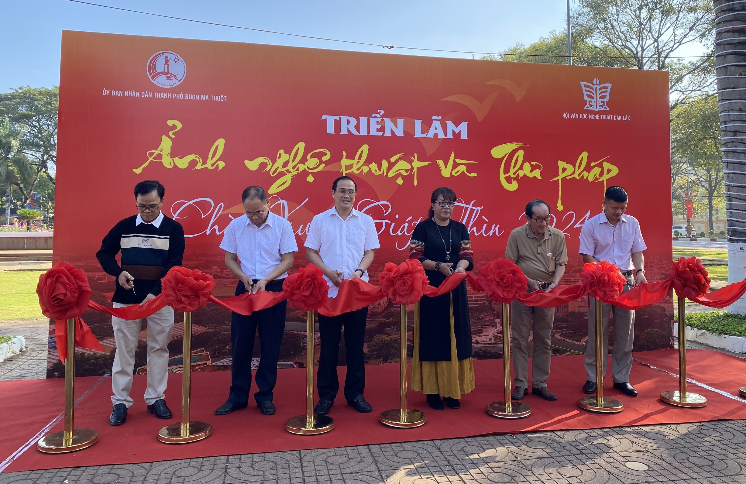 Khai mạc Triển lãm ảnh nghệ thuật và thư pháp chào Xuân Giáp Thìn 2024