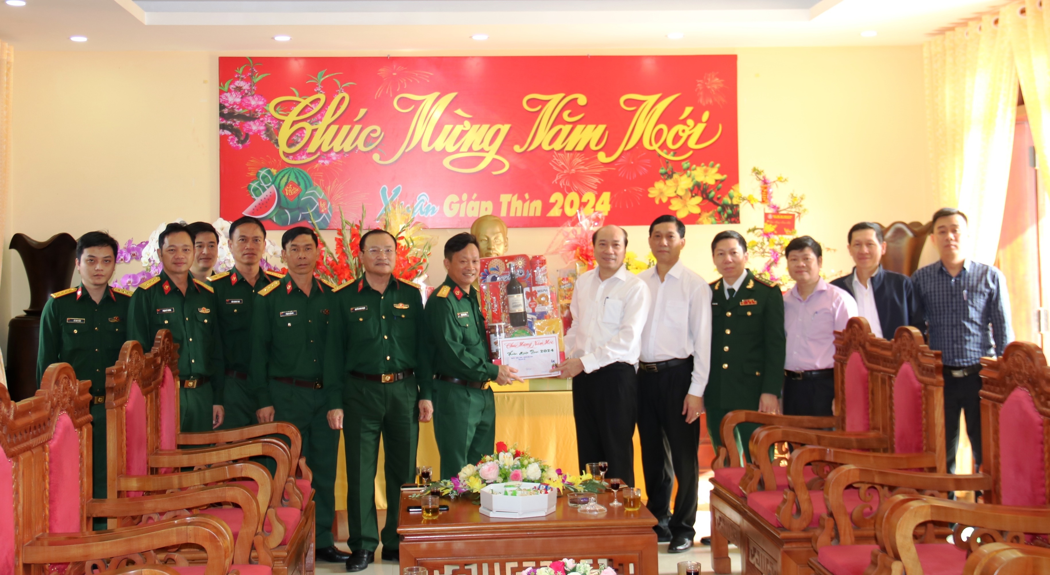 Chủ tịch UBND tỉnh Phạm Ngọc Nghị thăm và chúc Tết tại Lữ đoàn Đặc công 198