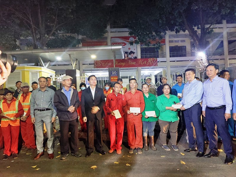 Bí thư Tỉnh uỷ Nguyễn Đình Trung tặng quà cho công nhân làm vệ sinh môi trường đêm Giao thừa