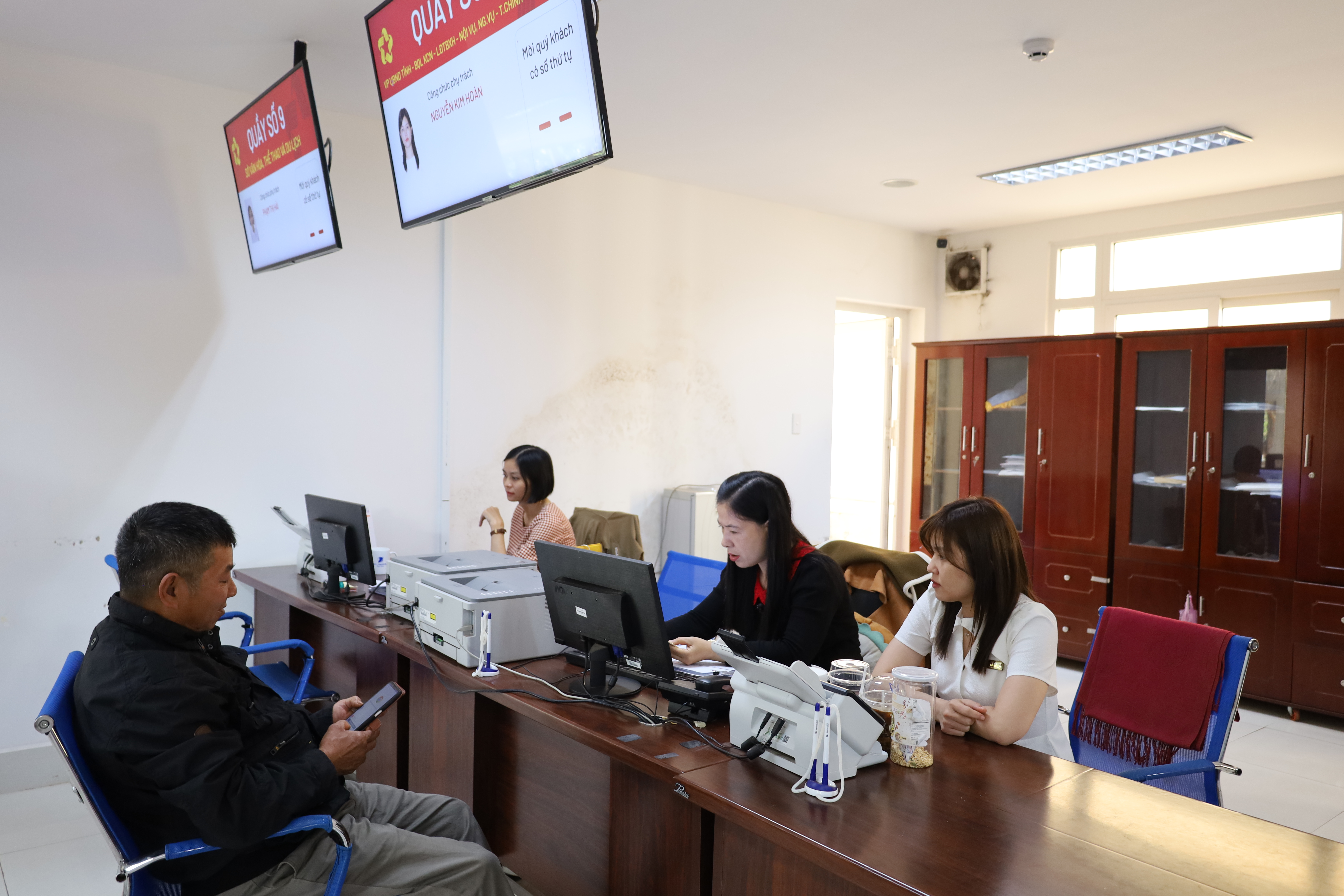 Công sở nghiêm túc làm việc ngày đầu năm, người dân thực hiện thủ tục thuận lợi