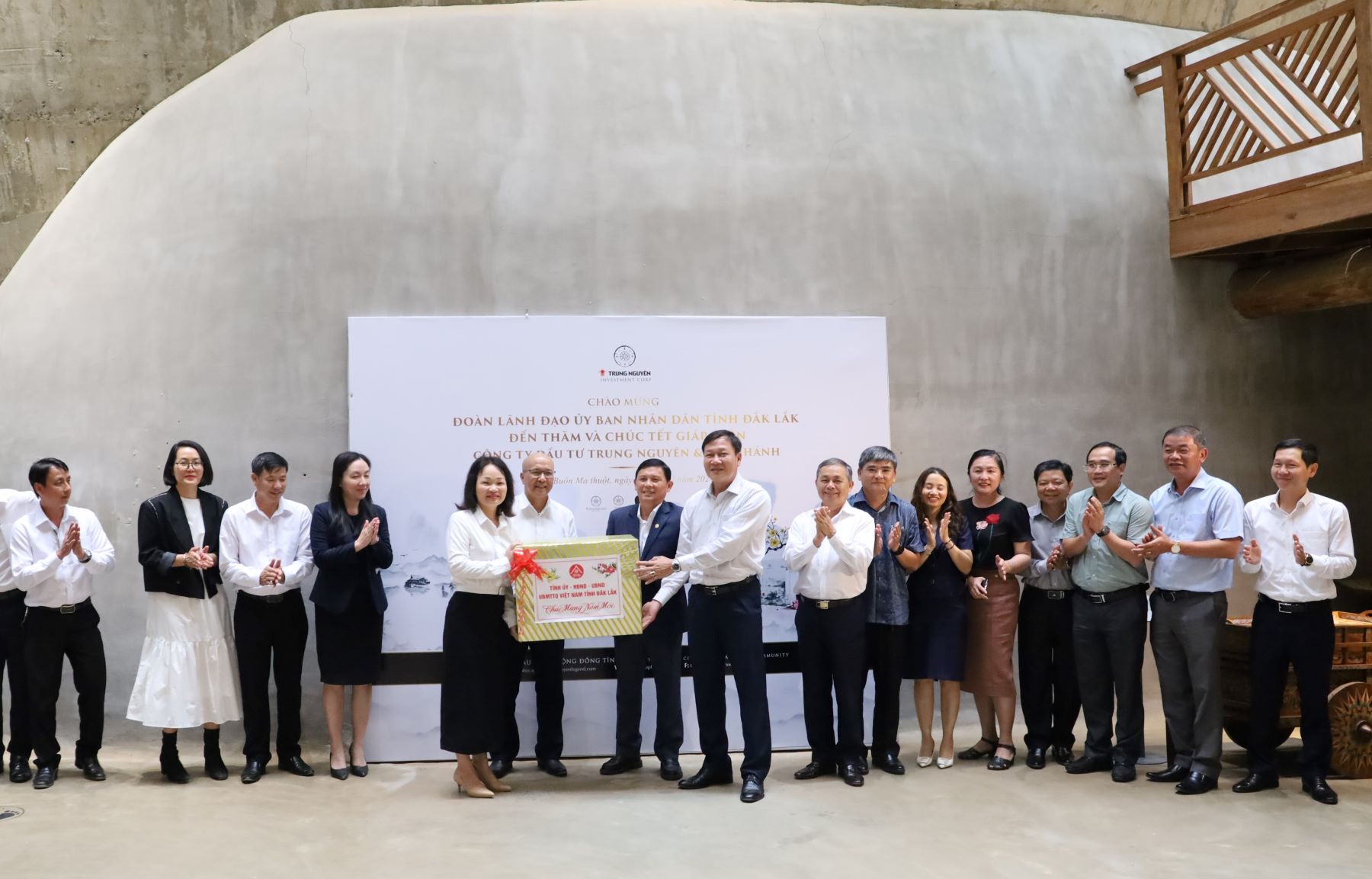 Lãnh đạo tỉnh thăm, chúc Tết Chi nhánh Công ty cổ phần đầu tư Trung Nguyên tại Đắk Lắk