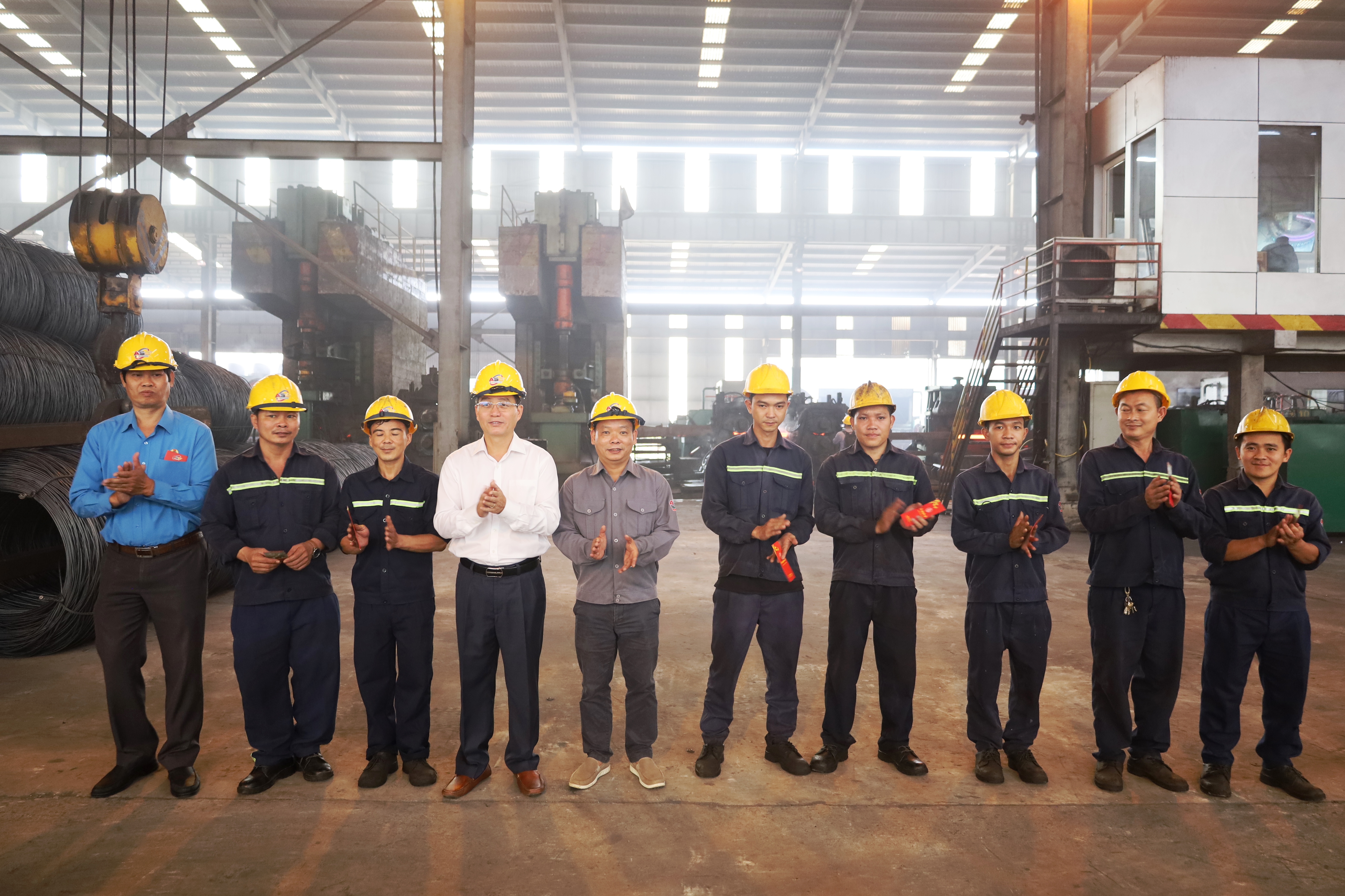 Bí thư Tỉnh ủy Nguyễn Đình Trung thăm, tặng quà các doanh nghiệp ra quân sản xuất đầu năm 2024