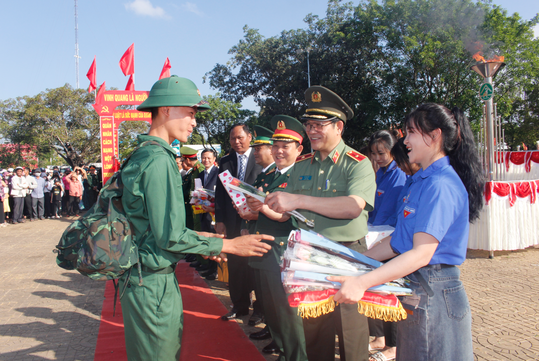 Huyện Buôn Đôn tổ chức lễ giao nhận quân năm 2024
