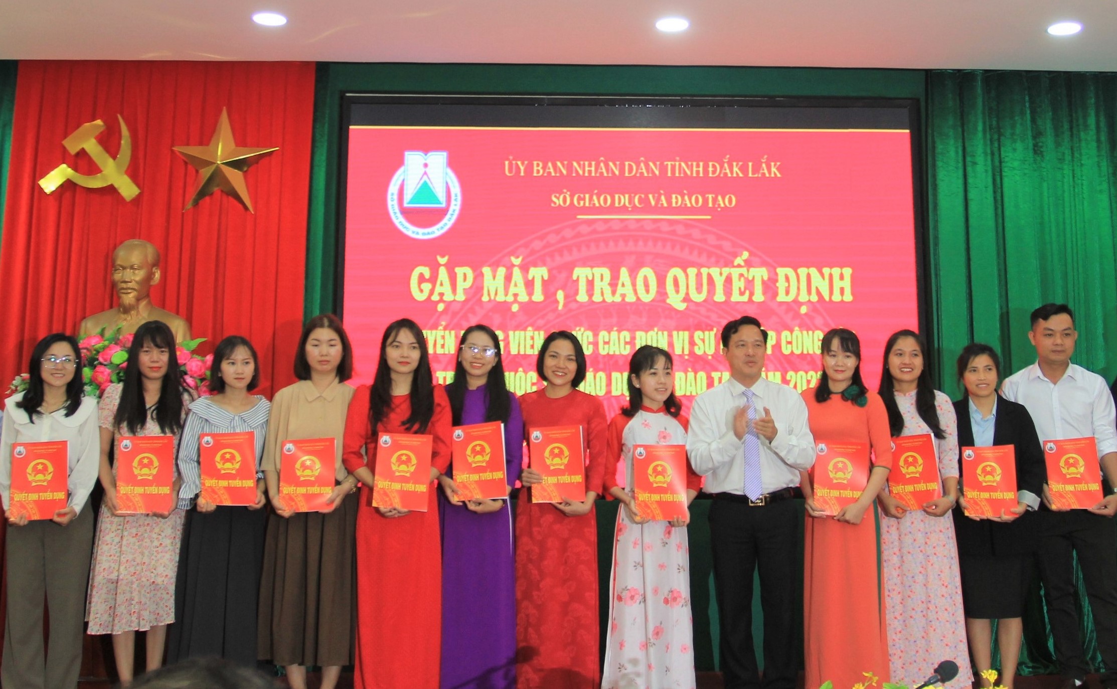 Gặp mặt và trao Quyết định tuyển dụng viên chức