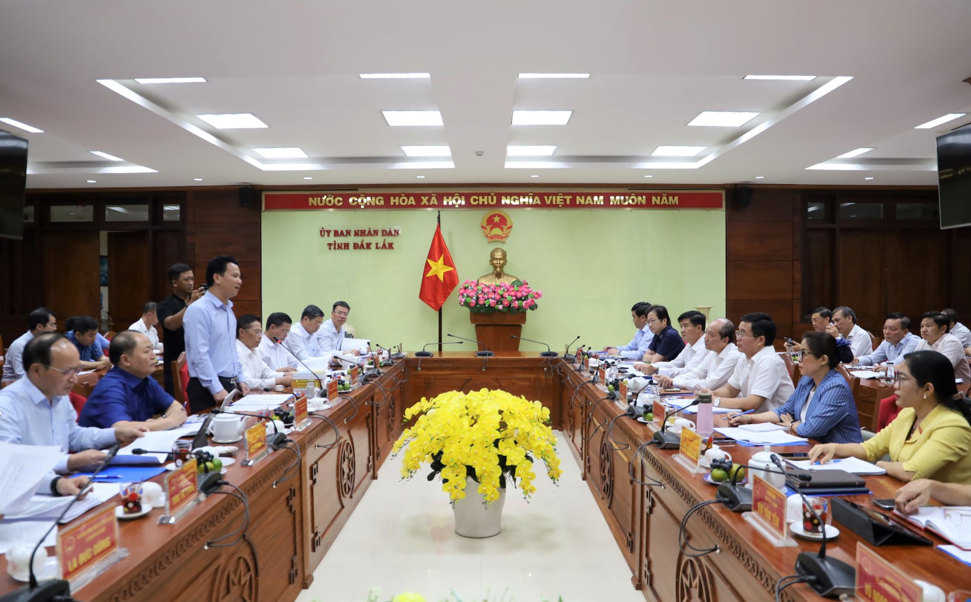 Minister of Natural Resources and Environment Dang Quoc Khanh working with Dak Lak province
