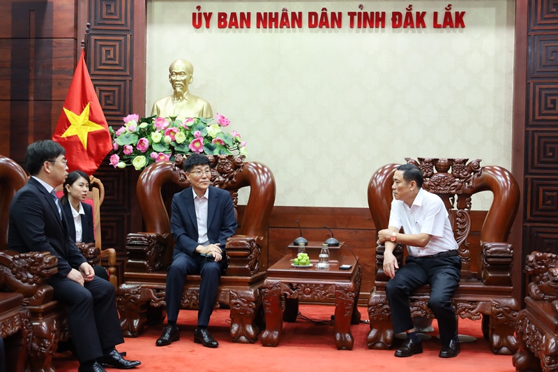 Delegation from Gyeongsangbuk-do Province, South Korea, Greets the Leadership of the Provincial People's Committee