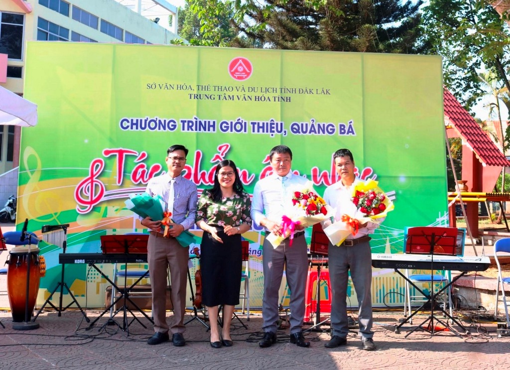 Giới thiệu, quảng bá tác phẩm âm nhạc mới