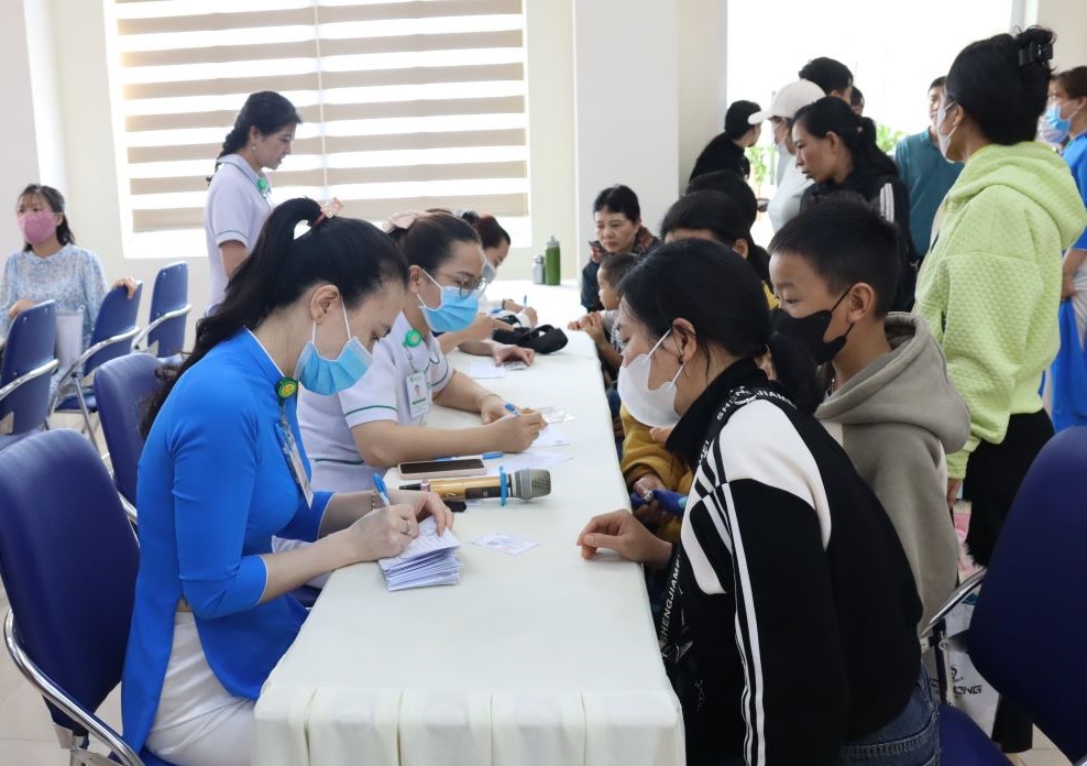 Gần 200 trẻ em được khám sàng lọc dị tật vận động miễn phí