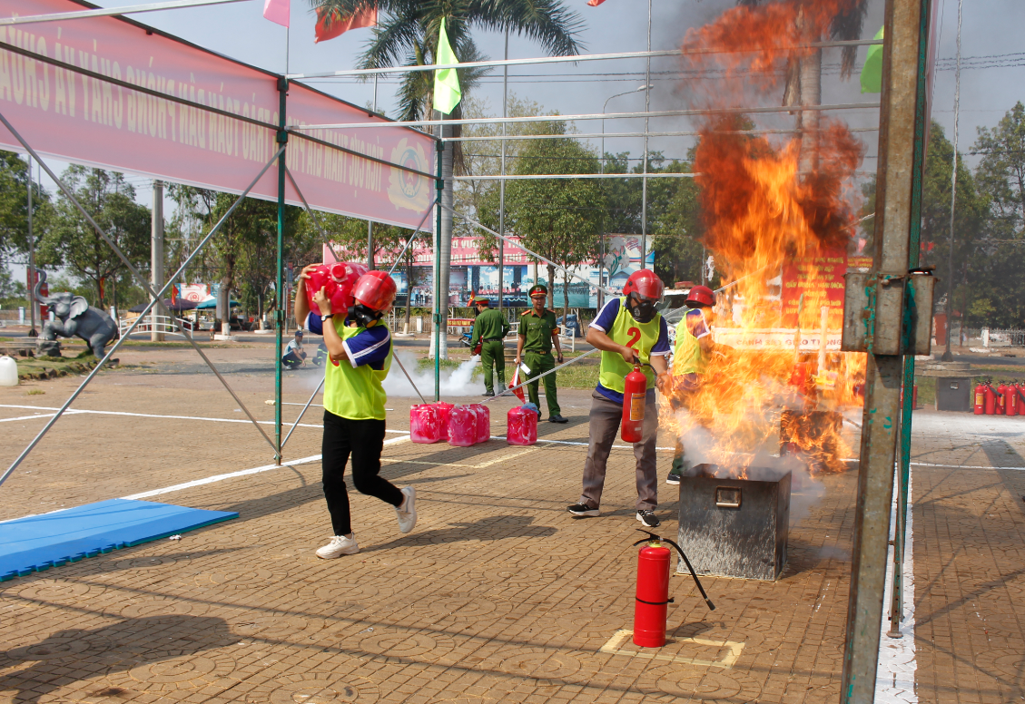 Hội thi Nghiệp vụ chữa cháy và cứu nạn, cứu hộ huyện Buôn Đôn năm 2024